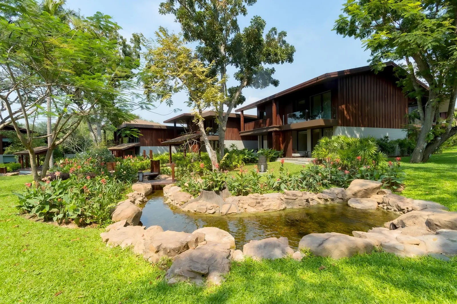 นอนบ้านเรือนไทยร่วมสมัยใกล้ทะเล ที่แอนดาซ พัทยา จอมเทียน บีซ