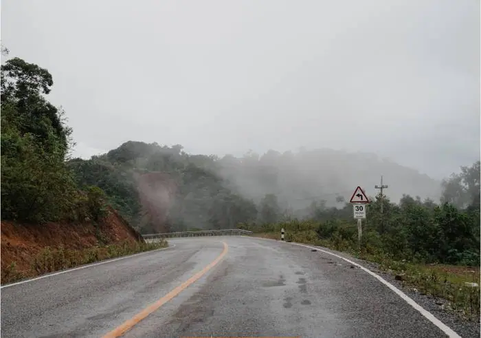 เดินป่าเช้าฝนพรำ ตามรอยลำห้วยขึ้นไปหาต้นน้ำ