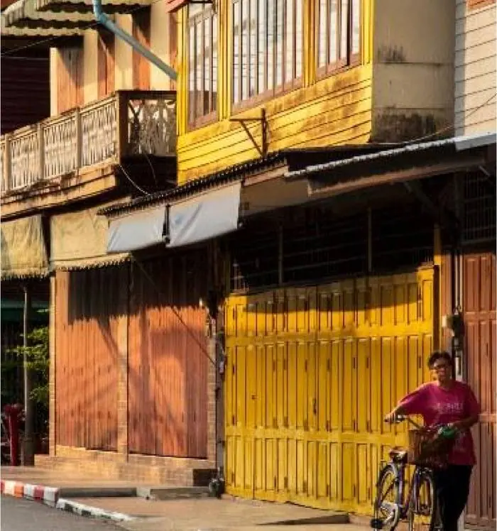 ตึกแถวไม้ริมถนนสายเก่า พาเดินเล่นหาของกินในเมืองตราด