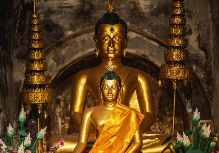 ไหว้พระในวิหารเก่า ที่แสงเช้าลอดเข้ามาพอดีองค์