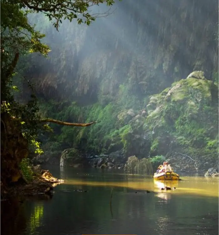 ล่องเรือเข้าถ้ำ ตามลำน้ำที่ไหลลอดใต้ผาหินปูน