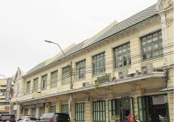 ตึกเก่าเมืองท่า ที่ยังเปิดไฟทุกเย็นมาร้อยปี