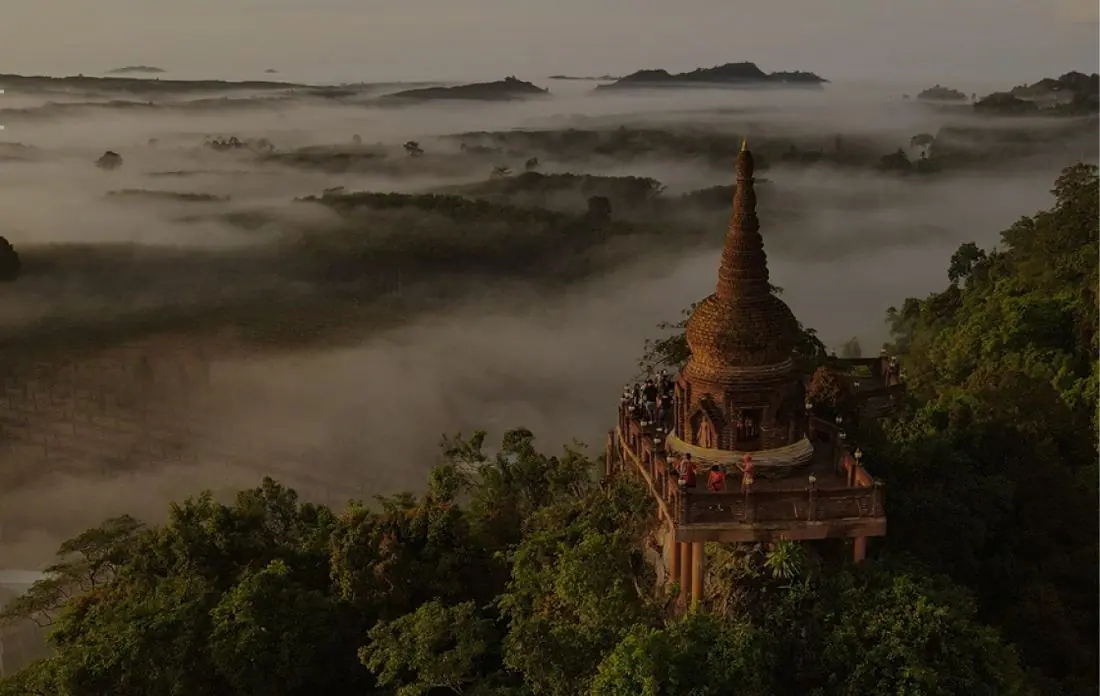 พระธาตุกลางทะเลหมอก